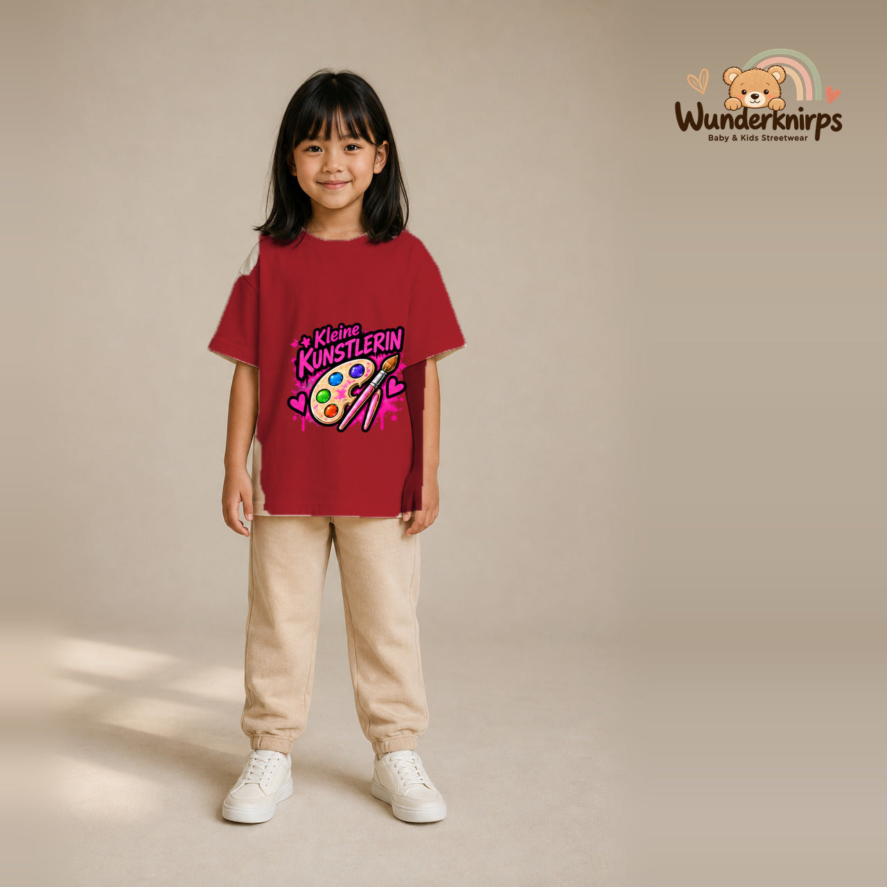 T-Shirt für Mädchen in Rot mit Motiv „Kleine Künstlerin“, getragen von einem Kind – Wunderknirps.