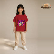 T-Shirt für Mädchen in Rot mit Motiv „Kleine Künstlerin“, getragen von einem Kind – Wunderknirps.