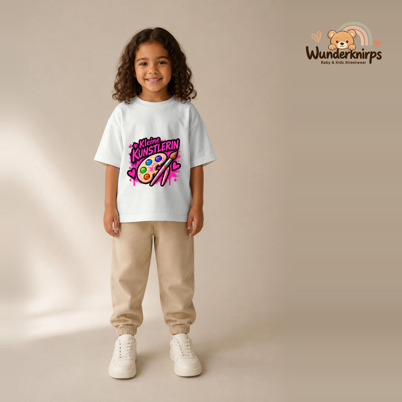 T-Shirt für Mädchen in Weiß mit Motiv „Kleine Künstlerin“, getragen von einem Kind – Wunderknirps.