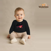 Babybody für Jungen in Schwarz mit Motiv „Kleine Pflegekraft“, getragen von einem Kind – Wunderknirps.