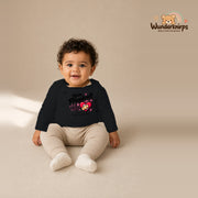 Babybody für Jungen in Schwarz mit Motiv „Kleine Pflegekraft“, getragen von einem Kind – Wunderknirps.