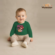 Babybody für Jungen in Grün mit Motiv „Kleine Pflegekraft“, getragen von einem Kind – Wunderknirps.