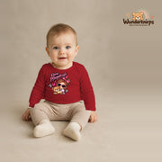 Babybody für Jungen in Rot mit Motiv „Kleine Pflegekraft“, getragen von einem Kind – Wunderknirps.