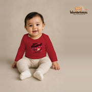 Babybody für Mädchen in Rot mit Motiv „Kleine Pflegekraft“, getragen von einem Kind – Wunderknirps.