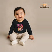 Babybody für Mädchen in Schwarz mit Motiv „Kleine Pflegekraft“, getragen von einem Kind – Wunderknirps.