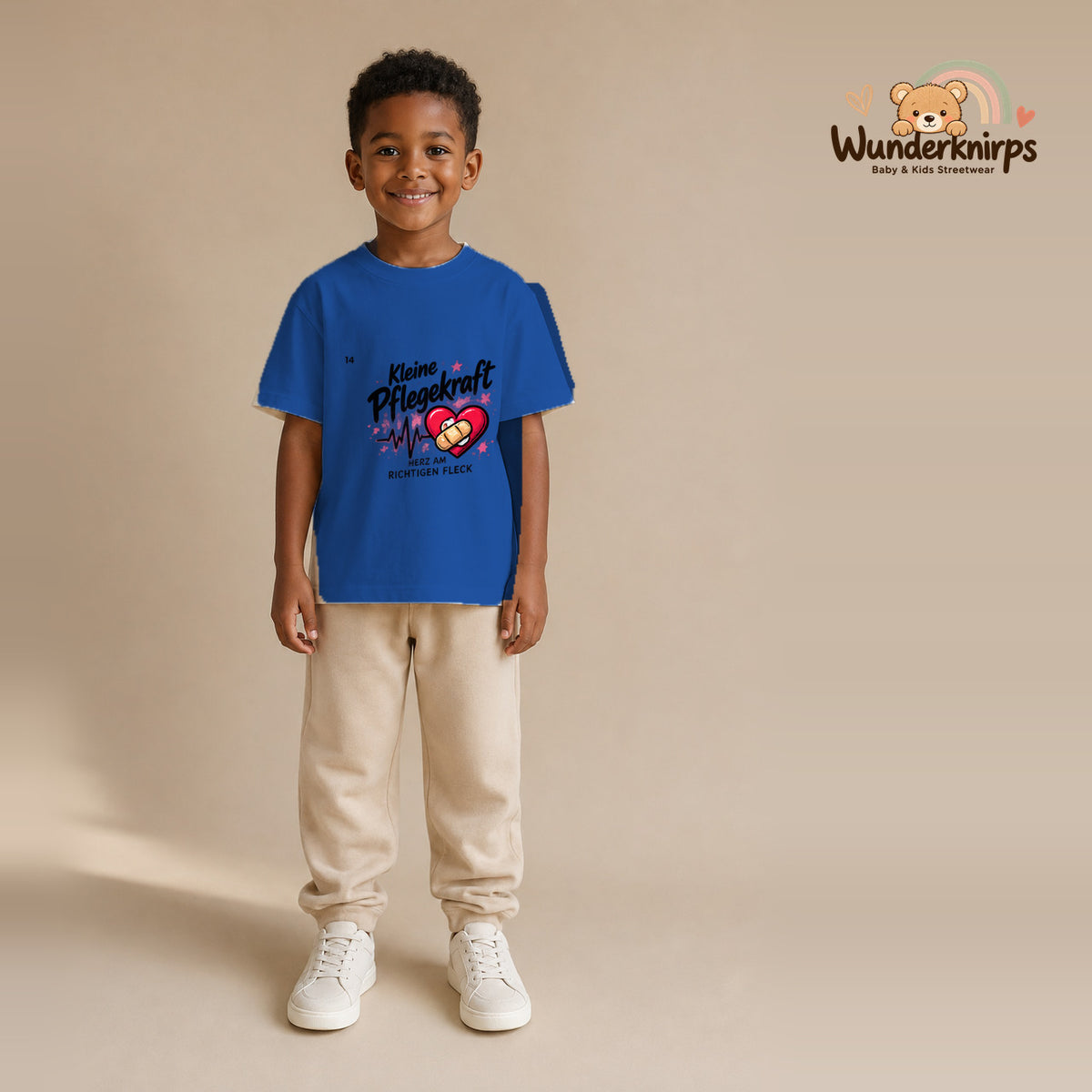 T-Shirt für Jungen in Blau mit Motiv „Kleine Pflegekraft“, getragen von einem Kind – Wunderknirps.
