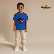 T-Shirt für Jungen in Blau mit Motiv „Kleine Pflegekraft“, getragen von einem Kind – Wunderknirps.
