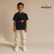 T-Shirt für Jungen in Schwarz mit Motiv „Kleine Pflegekraft“, getragen von einem Kind – Wunderknirps.