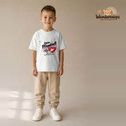T-Shirt für Jungen in Weiß mit Motiv „Kleine Pflegekraft“, getragen von einem Kind – Wunderknirps.