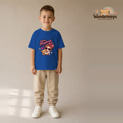 T-Shirt für Jungen in Blau mit Motiv „Kleine Pflegekraft“, getragen von einem Kind – Wunderknirps.
