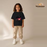 T-Shirt für Mädchen in Schwarz mit Motiv „Kleine Pflegekraft“, getragen von einem Kind – Wunderknirps.