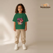 T-Shirt für Mädchen in Grün mit Motiv „Kleine Pflegekraft“, getragen von einem Kind – Wunderknirps.