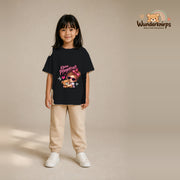 T-Shirt für Mädchen in Schwarz mit Motiv „Kleine Pflegekraft“, getragen von einem Kind – Wunderknirps.