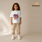T-Shirt für Mädchen in Weiß mit Motiv „Kleine Pflegekraft“, getragen von einem Kind – Wunderknirps.