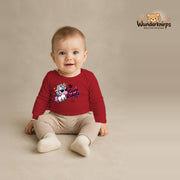 Babybody für Jungen in Rot mit Motiv „Kleine Rakete“, getragen von einem Kind – Wunderknirps.