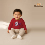 Babybody für Jungen in Rot mit Motiv „Kleine Rakete“, getragen von einem Kind – Wunderknirps.