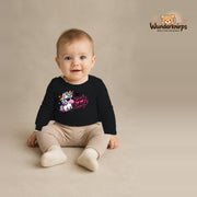 Babybody für Jungen in Schwarz mit Motiv „Kleine Rakete“, getragen von einem Kind – Wunderknirps.