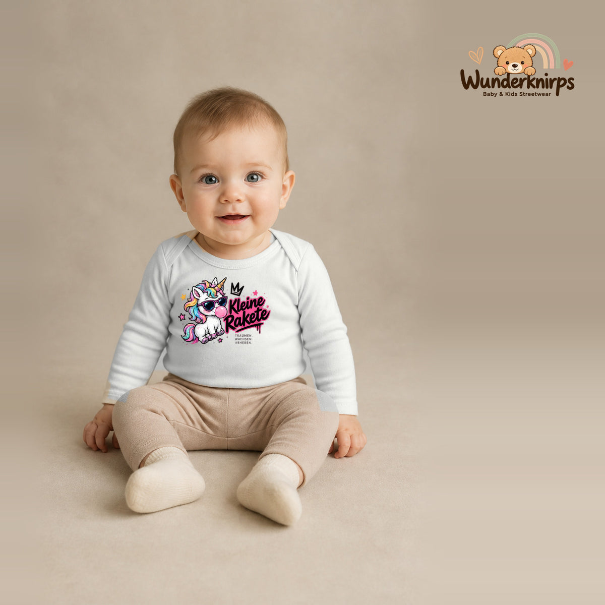 Babybody für Jungen in Weiß mit Motiv „Kleine Rakete“, getragen von einem Kind – Wunderknirps.