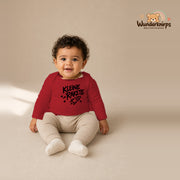 Babybody für Jungen in Rot mit Motiv „Kleine Rakete“, getragen von einem Kind – Wunderknirps.