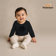 Babybody für Mädchen in Schwarz mit Motiv „Kleine Rakete“, getragen von einem Kind – Wunderknirps.