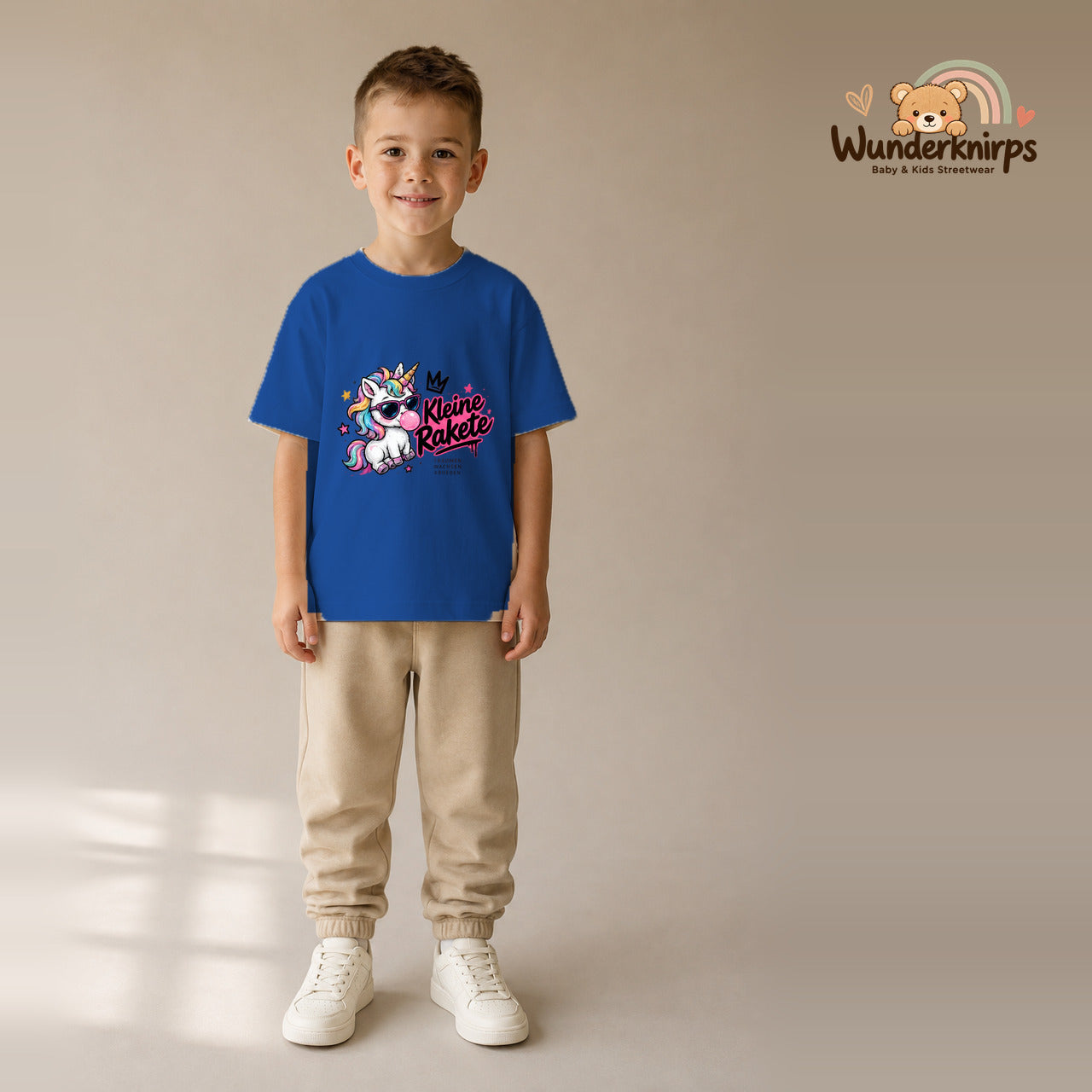 T-Shirt für Jungen in Blau mit Motiv „Kleine Rakete“, getragen von einem Kind – Wunderknirps.