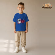 T-Shirt für Jungen in Blau mit Motiv „Kleine Rakete“, getragen von einem Kind – Wunderknirps.
