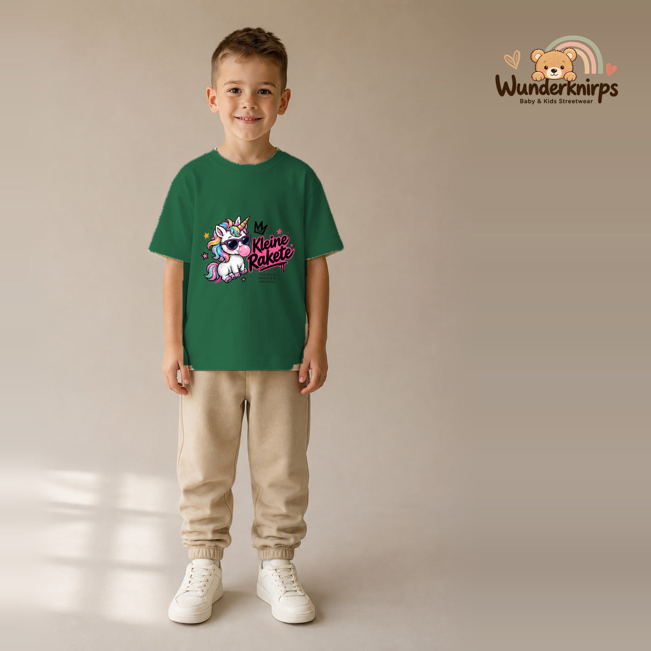 T-Shirt für Jungen in Grün mit Motiv „Kleine Rakete“, getragen von einem Kind – Wunderknirps.