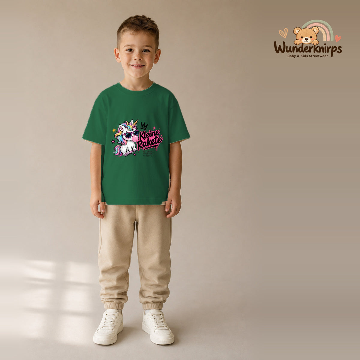 T-Shirt für Jungen in Grün mit Motiv „Kleine Rakete“, getragen von einem Kind – Wunderknirps.