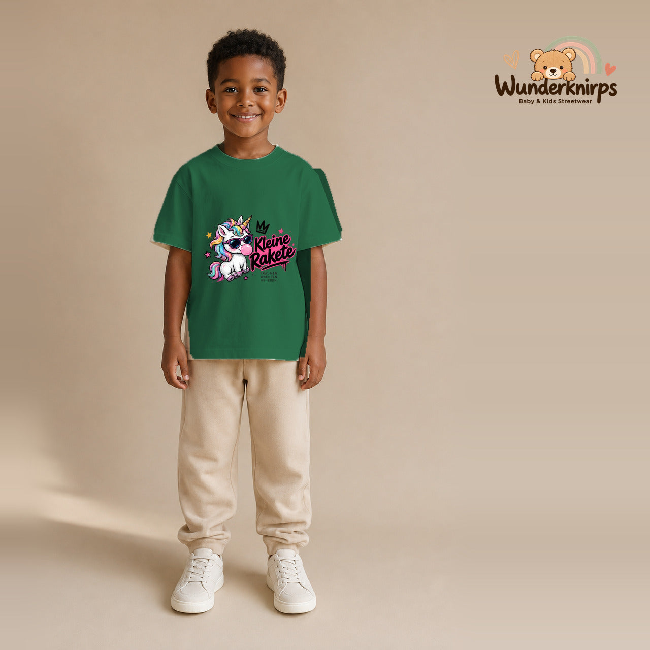 T-Shirt für Jungen in Grün mit Motiv „Kleine Rakete“, getragen von einem Kind – Wunderknirps.