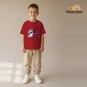 T-Shirt für Jungen in Rot mit Motiv „Kleine Rakete“, getragen von einem Kind – Wunderknirps.