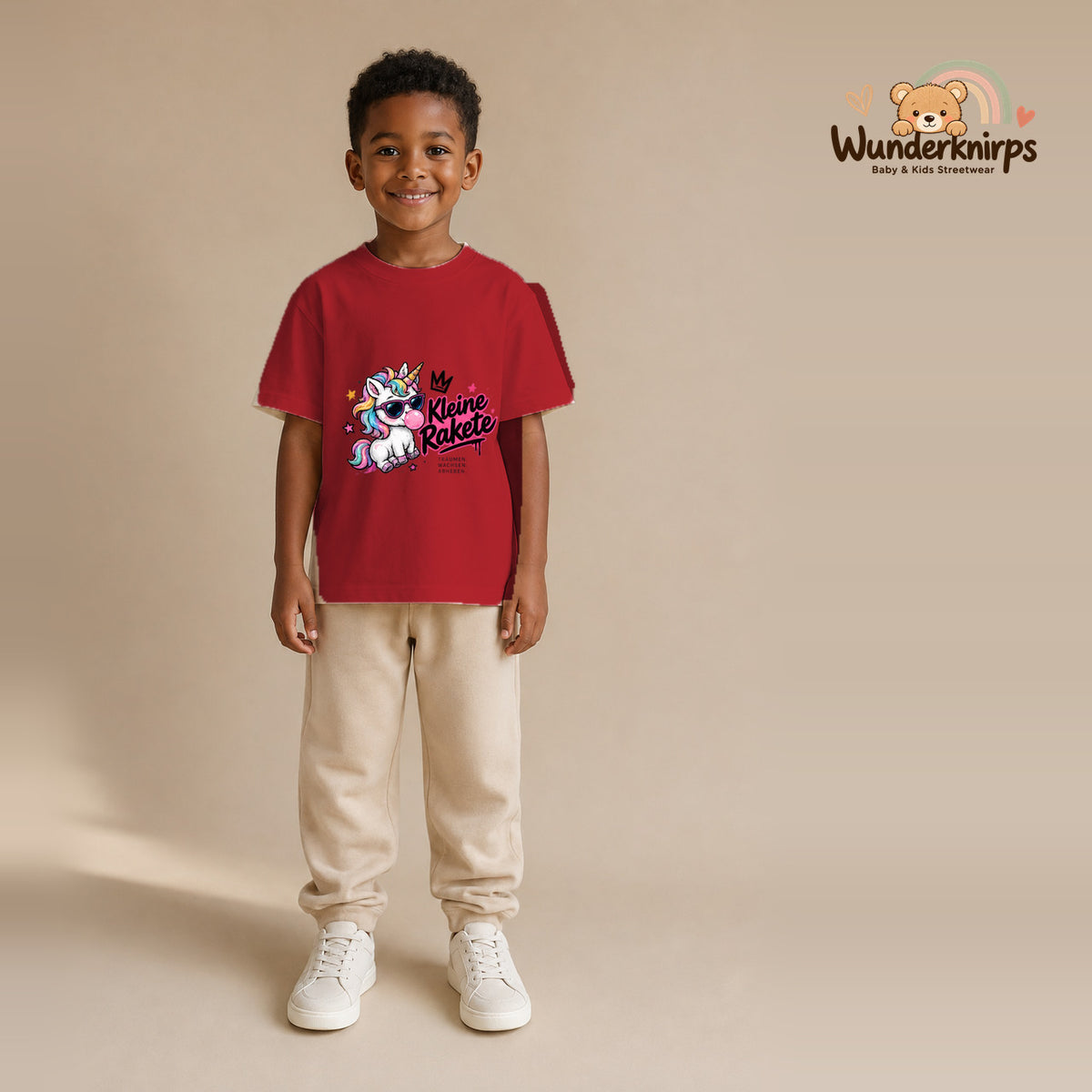 T-Shirt für Jungen in Rot mit Motiv „Kleine Rakete“, getragen von einem Kind – Wunderknirps.