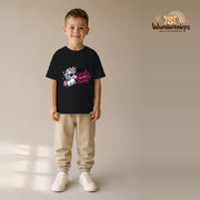 T-Shirt für Jungen in Schwarz mit Motiv „Kleine Rakete“, getragen von einem Kind – Wunderknirps.