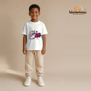 T-Shirt für Jungen in Weiß mit Motiv „Kleine Rakete“, getragen von einem Kind – Wunderknirps.