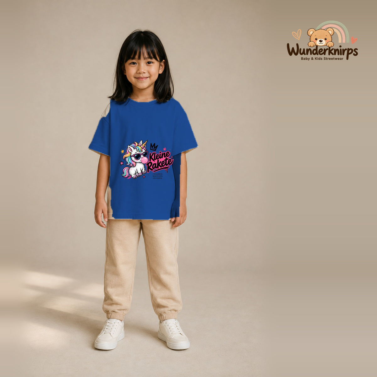 T-Shirt für Mädchen in Blau mit Motiv „Kleine Rakete“, getragen von einem Kind – Wunderknirps.