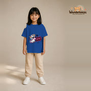 T-Shirt für Mädchen in Blau mit Motiv „Kleine Rakete“, getragen von einem Kind – Wunderknirps.