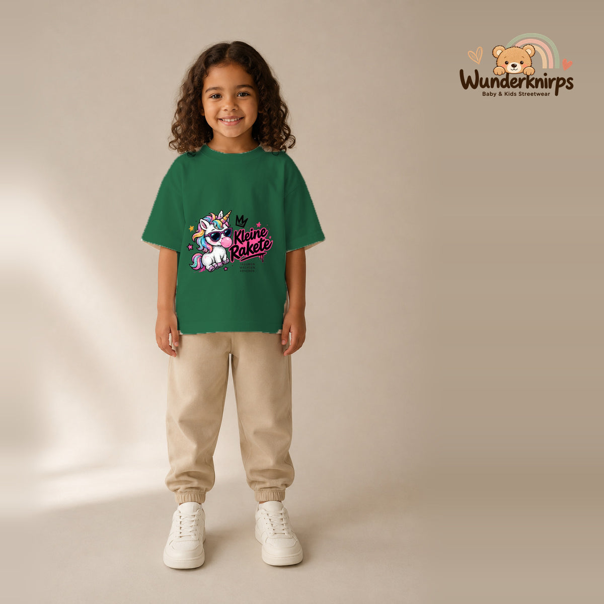 T-Shirt für Mädchen in Grün mit Motiv „Kleine Rakete“, getragen von einem Kind – Wunderknirps.