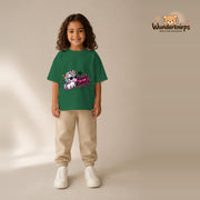 T-Shirt für Mädchen in Grün mit Motiv „Kleine Rakete“, getragen von einem Kind – Wunderknirps.