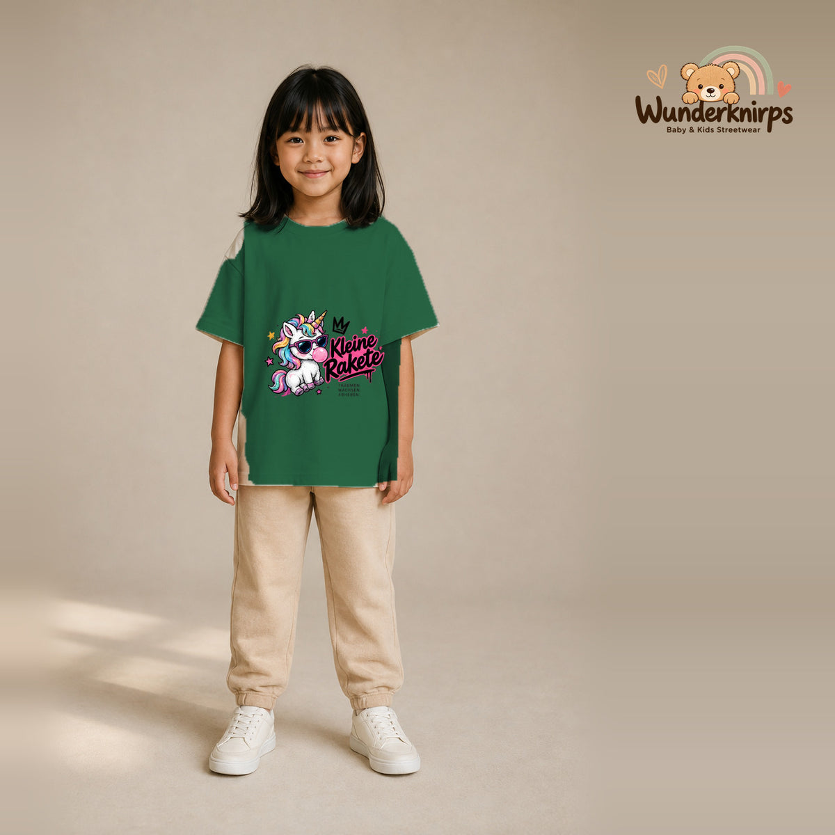 T-Shirt für Mädchen in Grün mit Motiv „Kleine Rakete“, getragen von einem Kind – Wunderknirps.