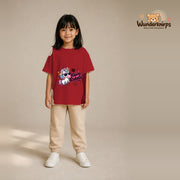 T-Shirt für Mädchen in Rot mit Motiv „Kleine Rakete“, getragen von einem Kind – Wunderknirps.