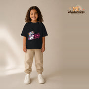 T-Shirt für Mädchen in Schwarz mit Motiv „Kleine Rakete“, getragen von einem Kind – Wunderknirps.