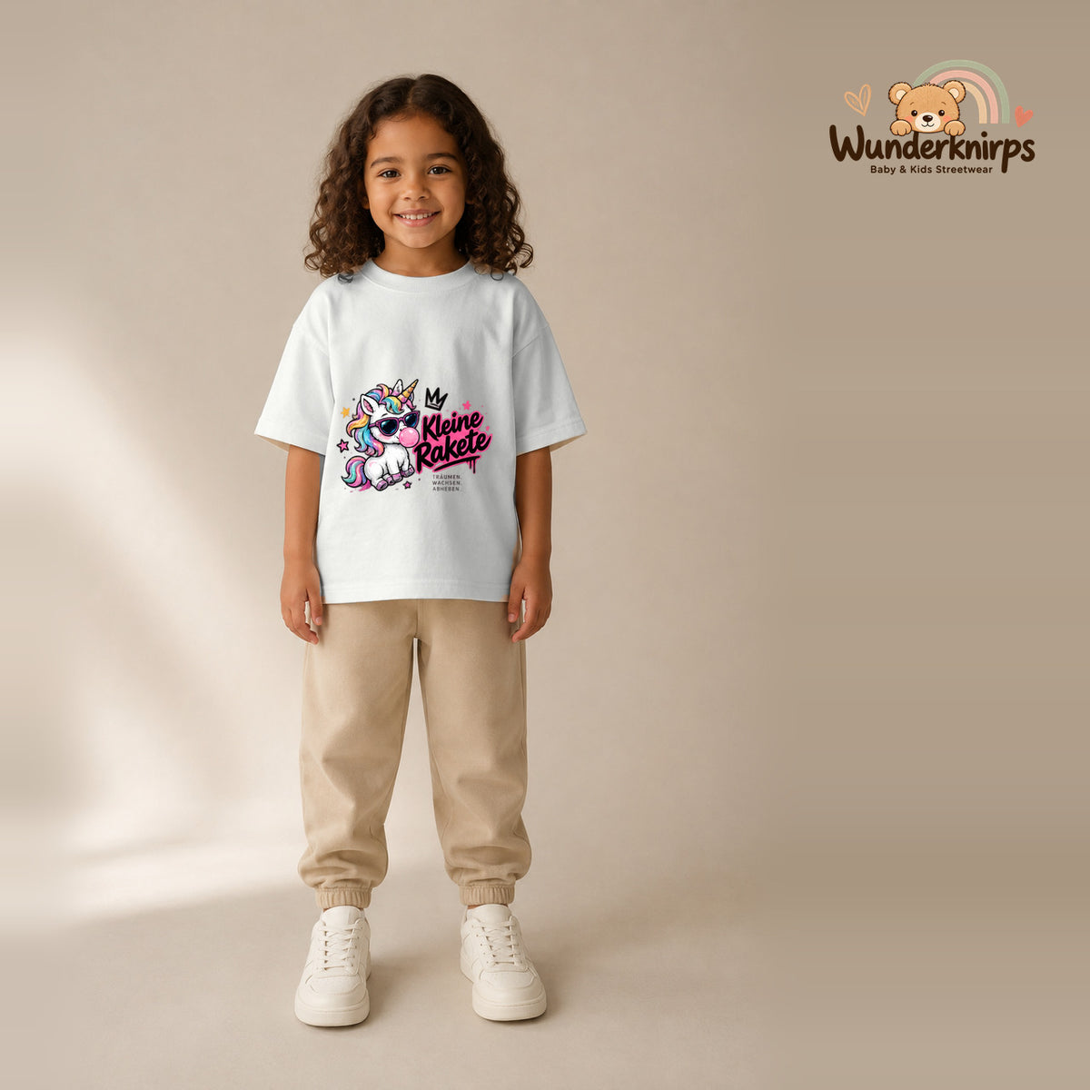 T-Shirt für Mädchen in Weiß mit Motiv „Kleine Rakete“, getragen von einem Kind – Wunderknirps.
