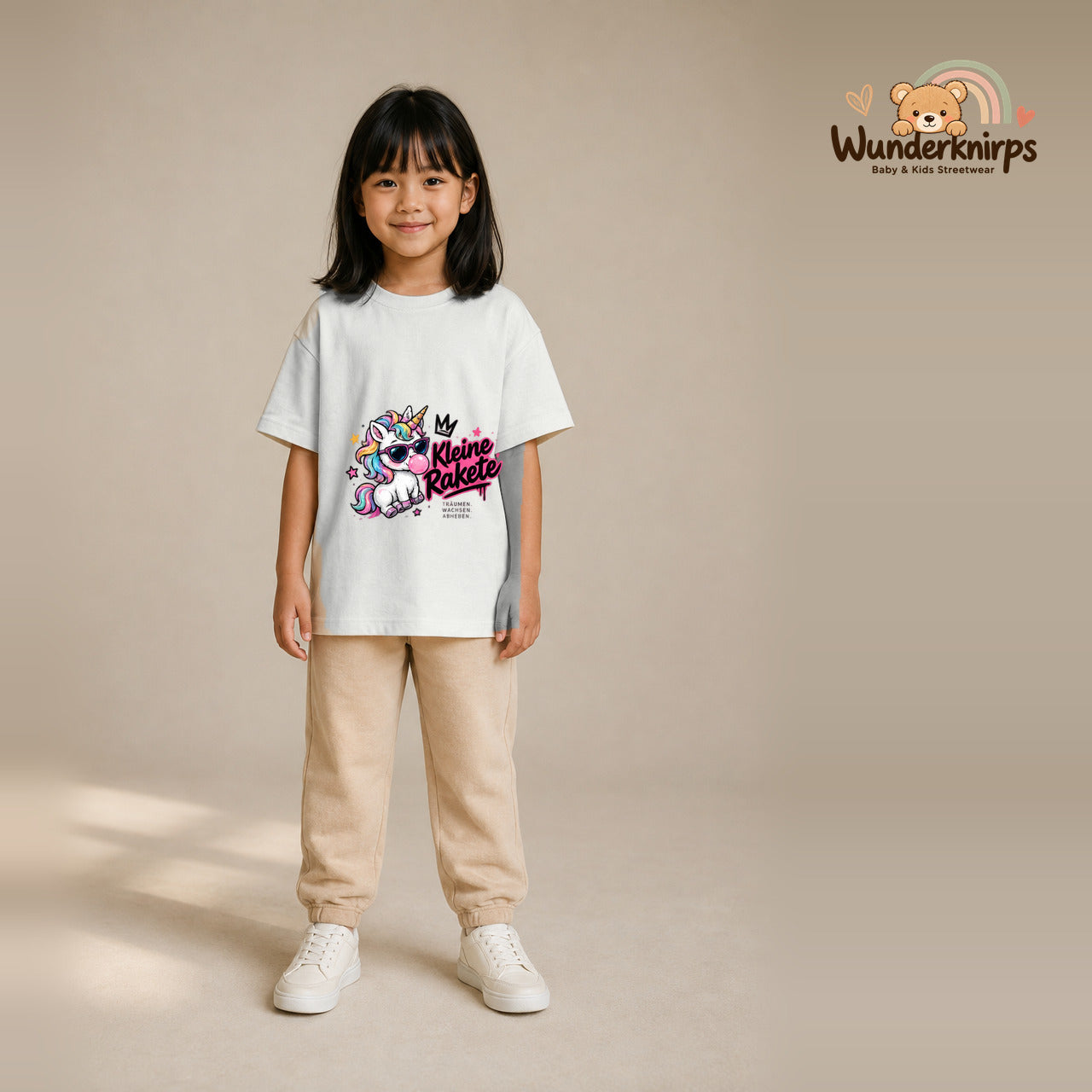 T-Shirt für Mädchen in Weiß mit Motiv „Kleine Rakete“, getragen von einem Kind – Wunderknirps.