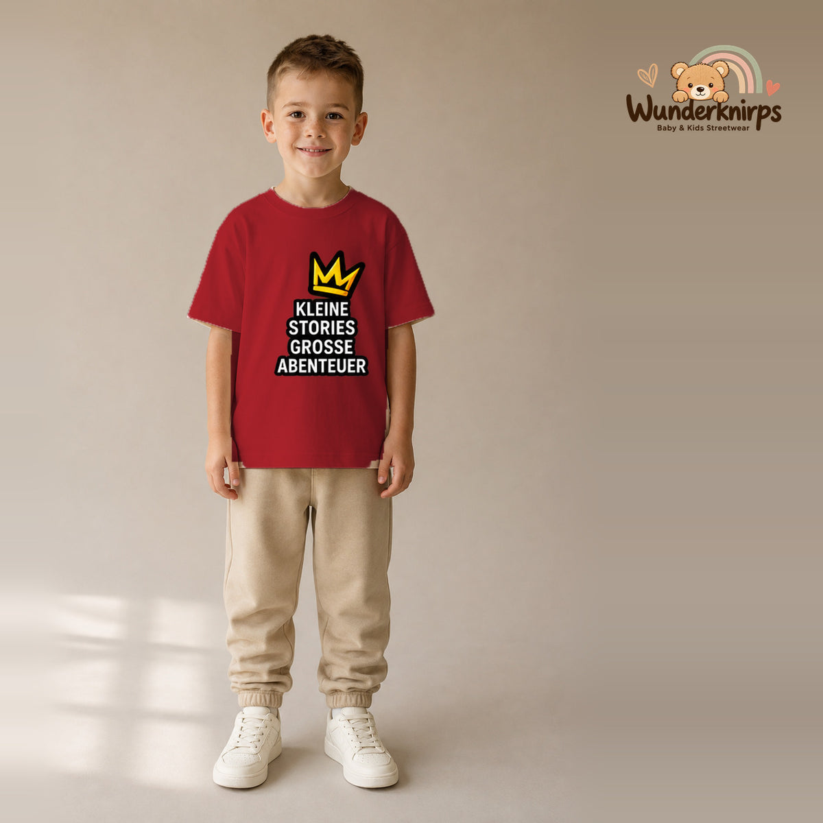 T-Shirt für Jungen in Rot mit Motiv „Kleine Stories große Abenteuer“, getragen von einem Kind – Wunderknirps.