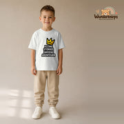 T-Shirt für Jungen in Weiß mit Motiv „Kleine Stories große Abenteuer“, getragen von einem Kind – Wunderknirps.