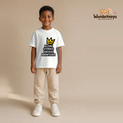 T-Shirt für Jungen in Weiß mit Motiv „Kleine Stories große Abenteuer“, getragen von einem Kind – Wunderknirps.