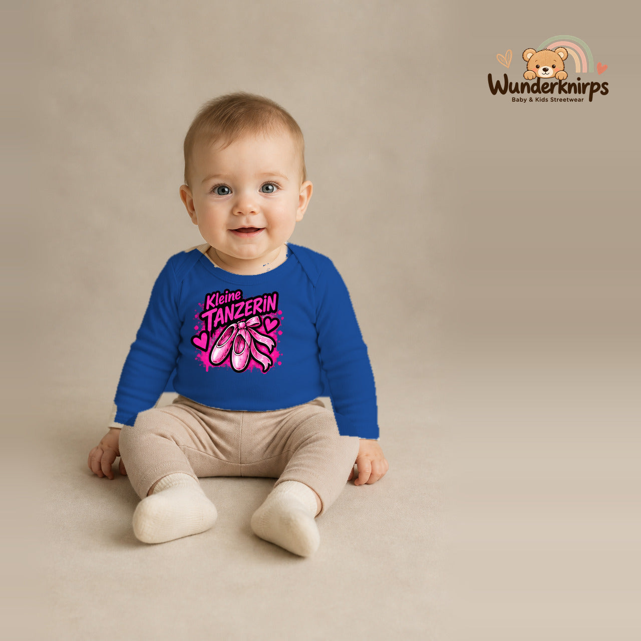 Babybody für Jungen in Blau mit Motiv „Kleine Tänzerin“, getragen von einem Kind – Wunderknirps.