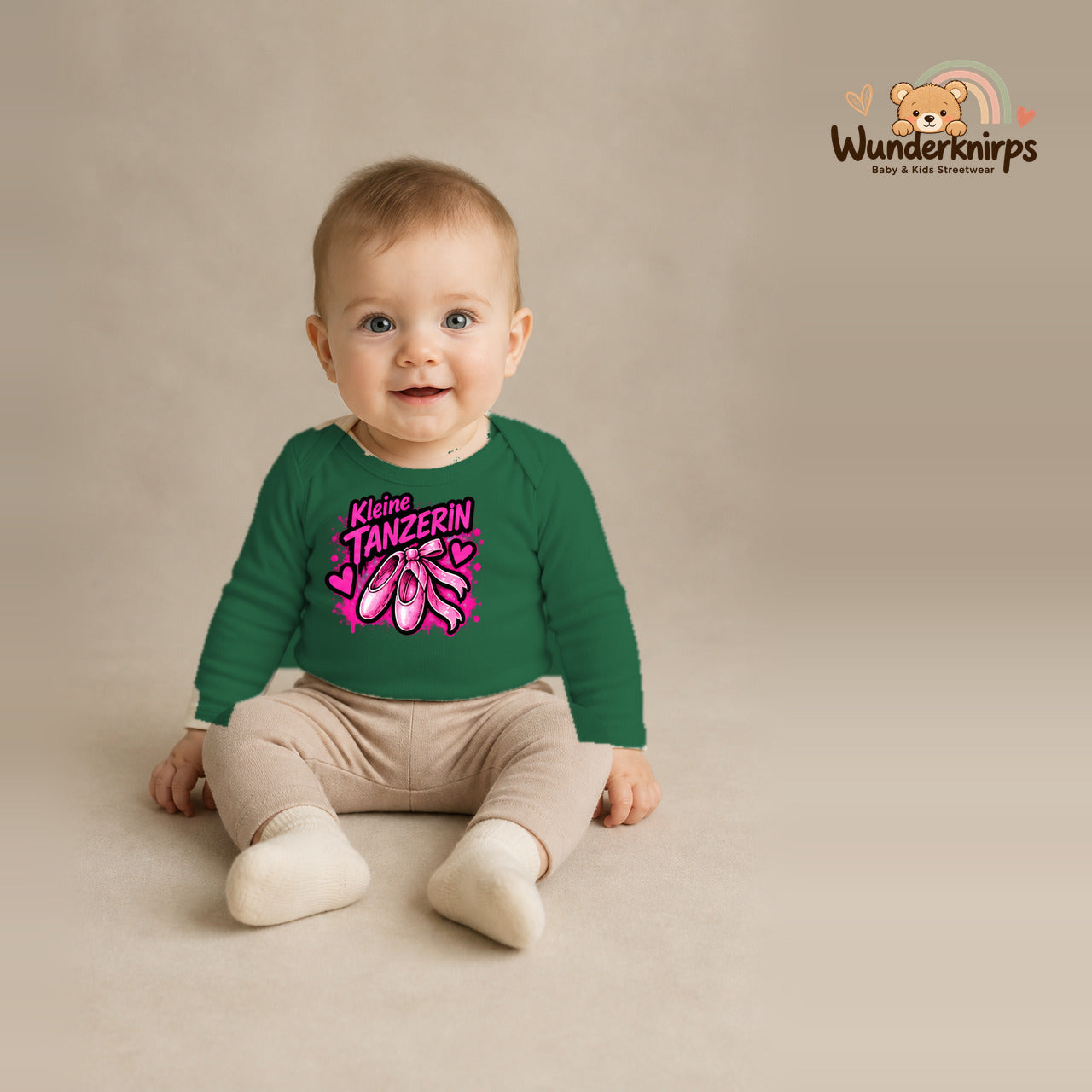 Babybody für Jungen in Grün mit Motiv „Kleine Tänzerin“, getragen von einem Kind – Wunderknirps.