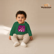 Babybody für Jungen in Grün mit Motiv „Kleine Tänzerin“, getragen von einem Kind – Wunderknirps.