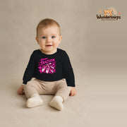 Babybody für Jungen in Schwarz mit Motiv „Kleine Tänzerin“, getragen von einem Kind – Wunderknirps.