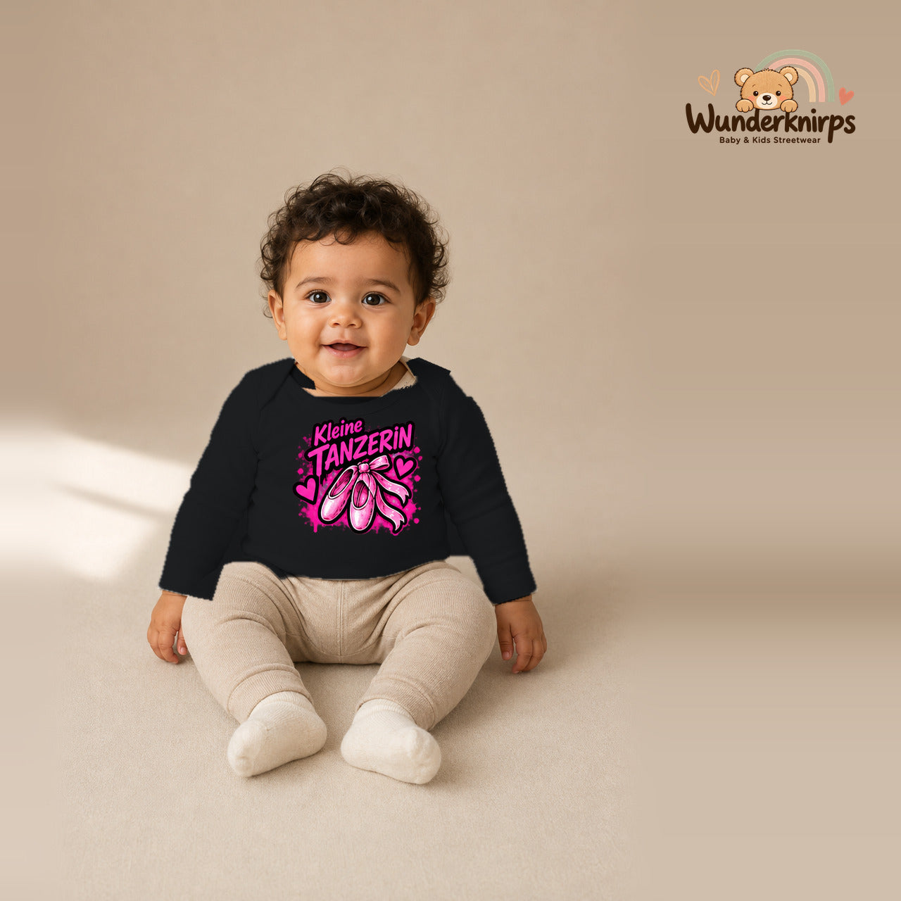 Babybody für Jungen in Schwarz mit Motiv „Kleine Tänzerin“, getragen von einem Kind – Wunderknirps.